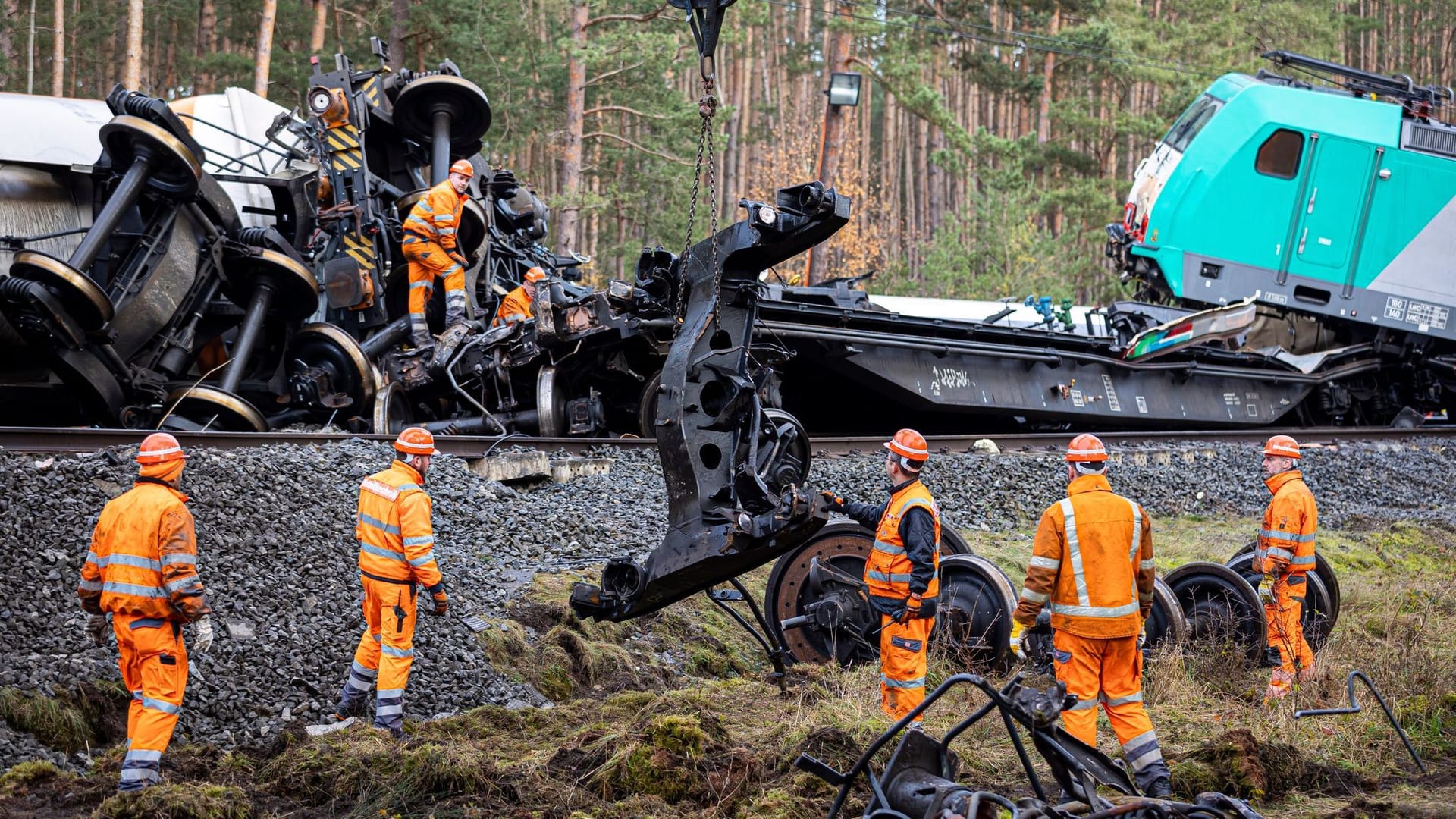 Arbeiten an der Einsatzstelle nach der Güterzug-Kollision