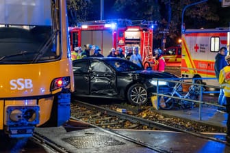 Ungleiches Duell: Der BMW wurde bei dem Zusammenstoß stark beschädigt.
