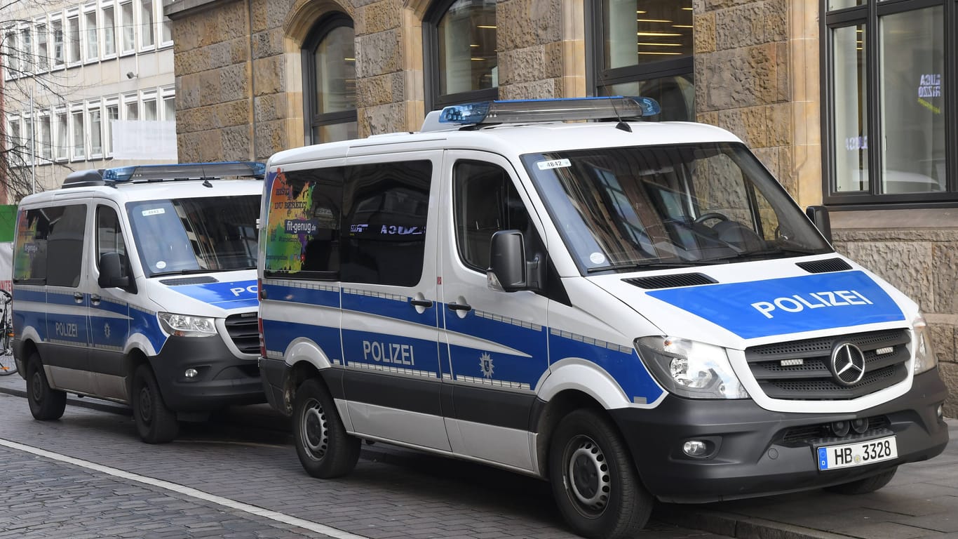 Polizeiautos in Bremen (Symbolbild): Die meisten Menschen fühlen sich in der Hansestadt wohl – viele berichten aber auch von negativen Erfahrungen.