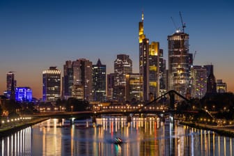 Frankfurter Skyline: Bei deutschen Unternehmen könnten Anleger jetzt Schnäppchen machen.