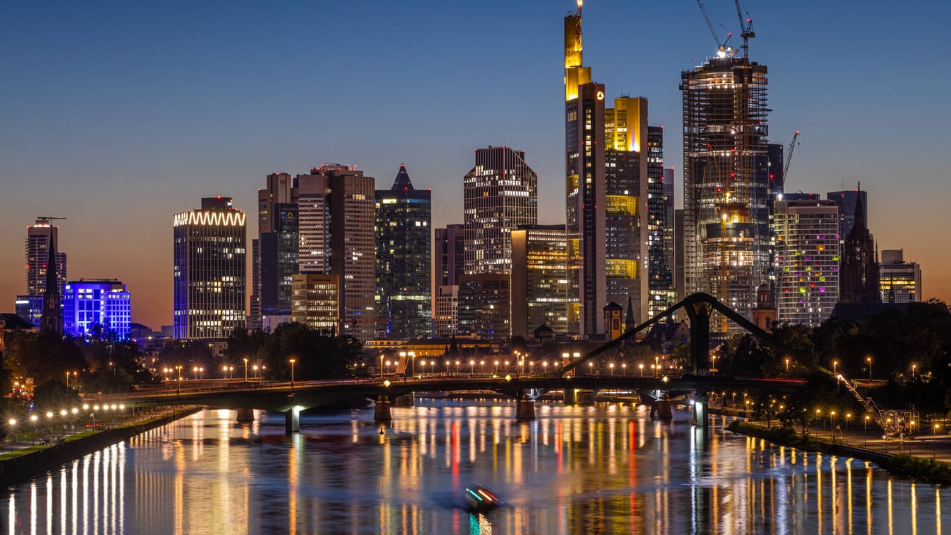 Frankfurter Skyline: Bei deutschen Unternehmen könnten Anleger jetzt Schnäppchen machen.