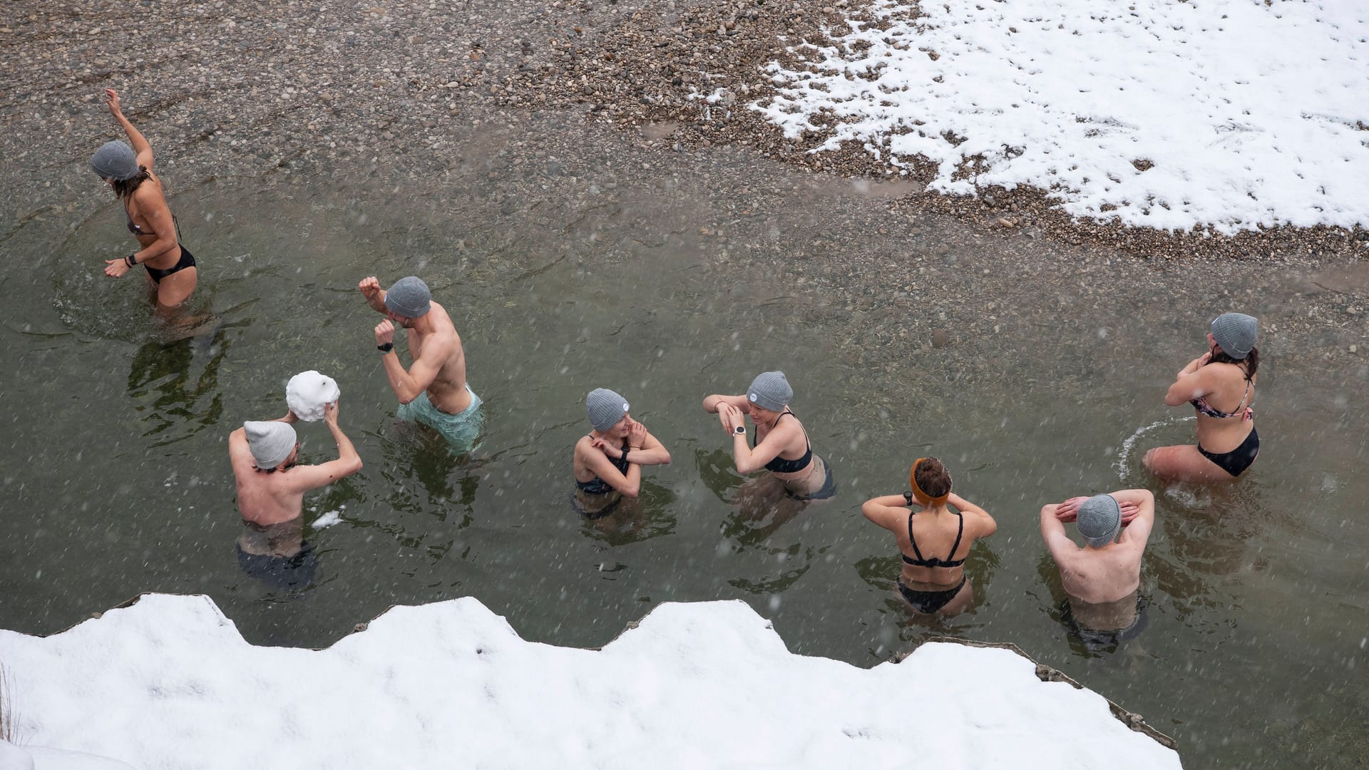 Mutige trauen sich zum Eisbaden in die Isar (Archivbild).