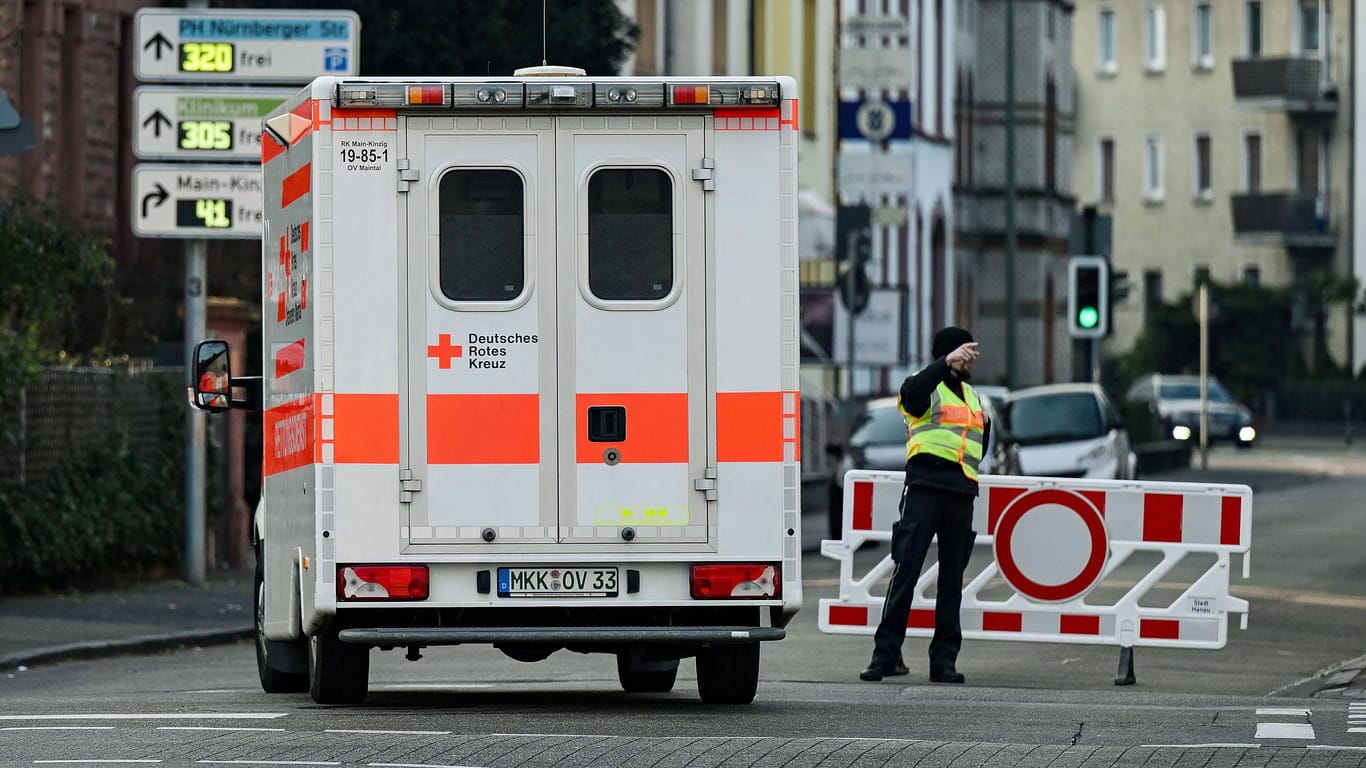 Rettungswagen in Hessen (Symbolfoto): Eine Frau ist dringend tatverdächtig, ihren Mann schwer verletzt zu haben.