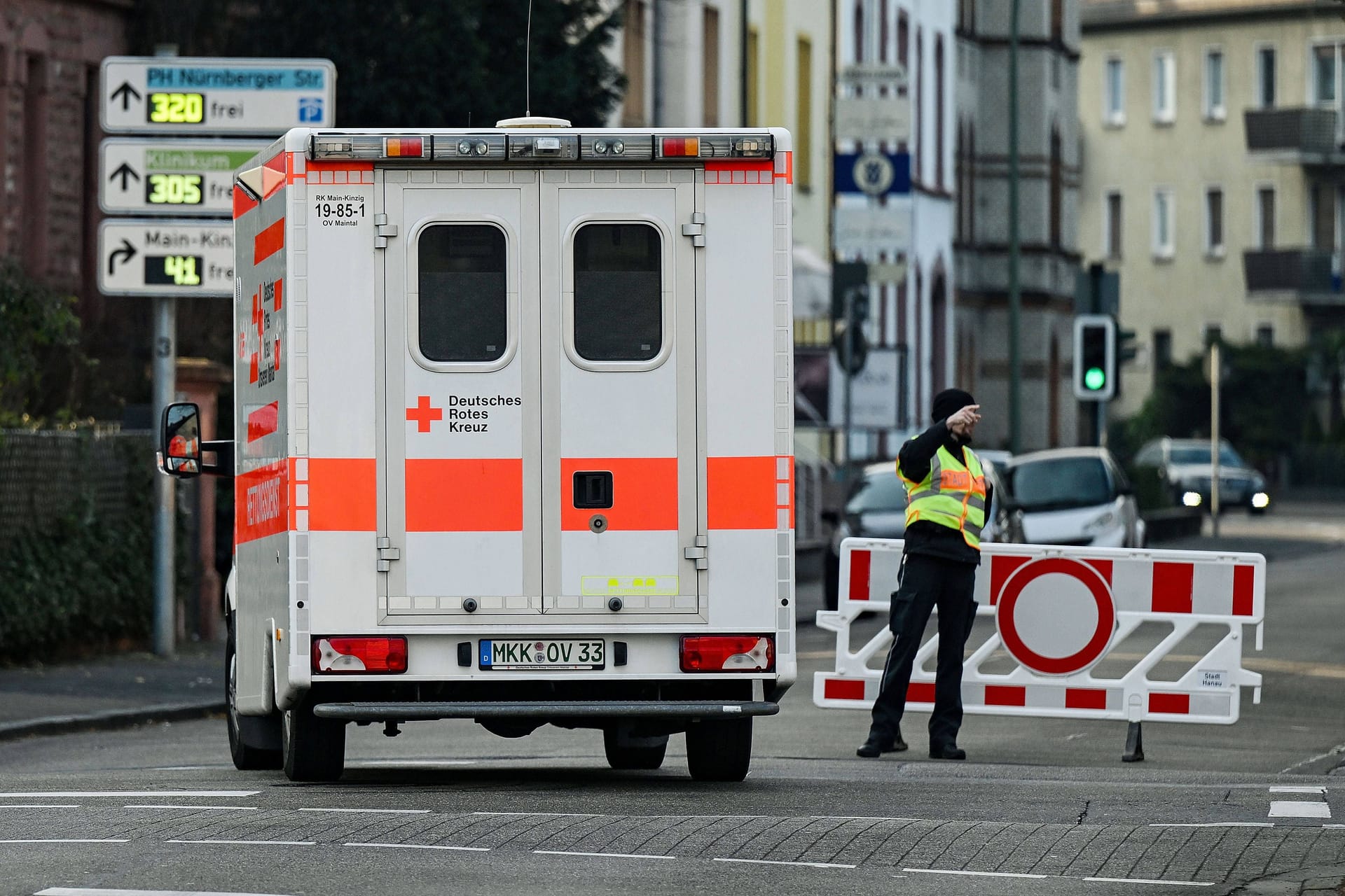 Rettungswagen in Hessen (Symbolfoto): Eine Frau ist dringend tatverdächtig, ihren Mann schwer verletzt zu haben.