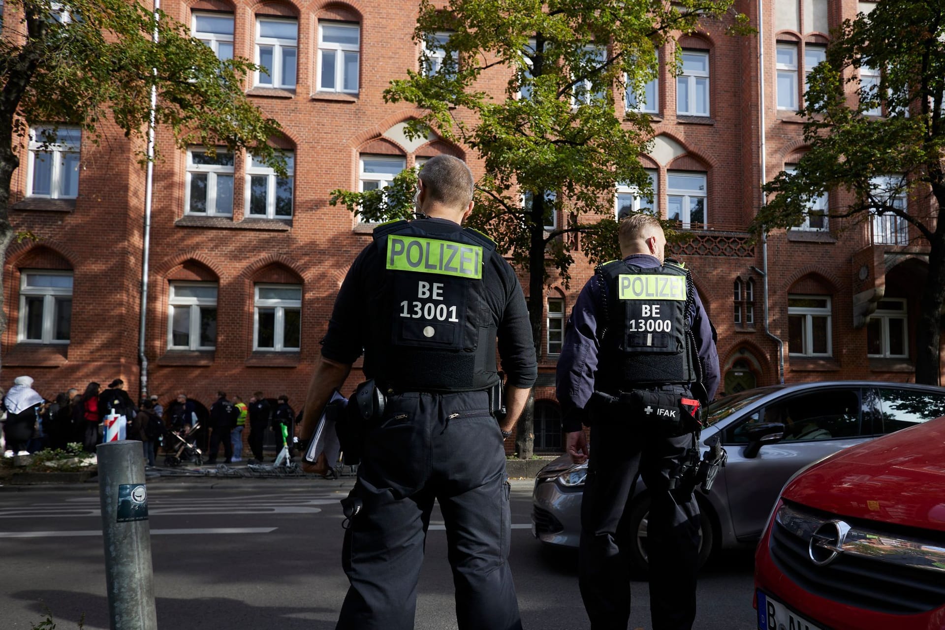 Polizisten stehen vor dem Ernst-Abbe-Gymnasium in Neukölln: An dieser Schule kam es zu einem Vorfall im Zusammenhang mit dem Israel-Konflikt.