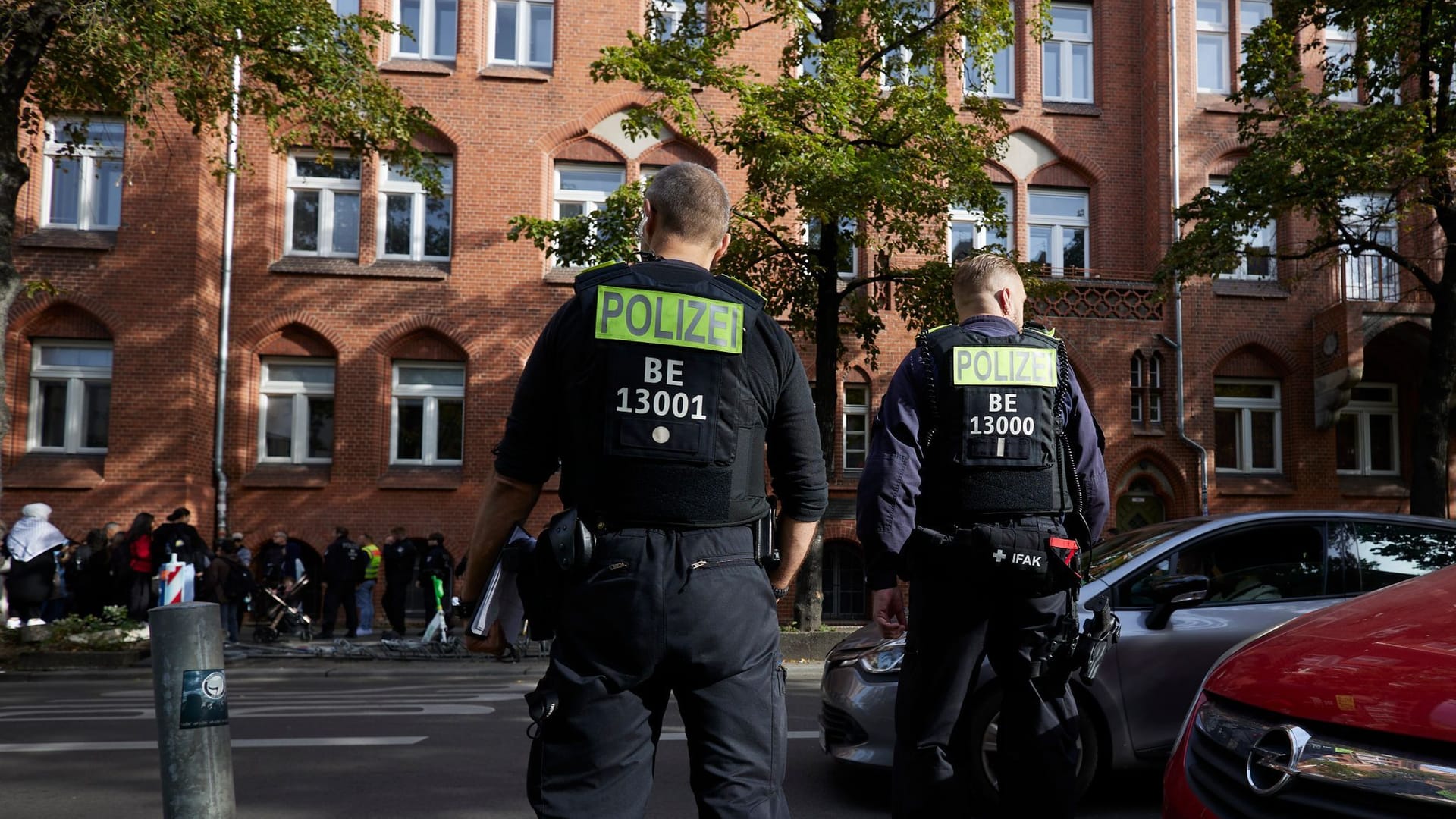 Polizisten stehen vor dem Ernst-Abbe-Gymnasium in Neukölln: An dieser Schule kam es zu einem Vorfall im Zusammenhang mit dem Israel-Konflikt.