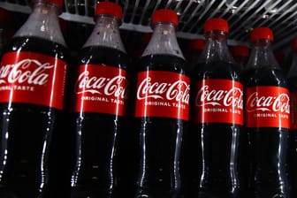 Coca-Cola-Flaschen in einem Regal (Symbolbild): Das Parlament der Türkei verbannt teilweise Coca-Cola-Produkte aus den Regalen.
