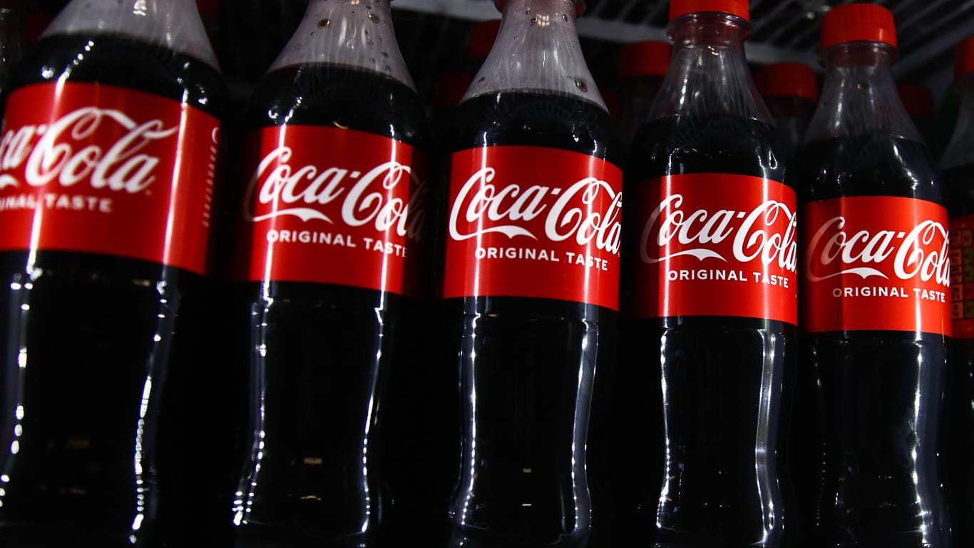 Coca-Cola-Flaschen in einem Regal (Symbolbild): Das Parlament der Türkei verbannt teilweise Coca-Cola-Produkte aus den Regalen.