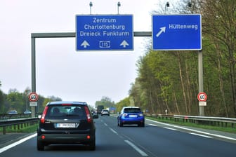 AVUS Autobahn A 115, Stadtautobahn - Schilder Hinweisschilder Straßenschilder Abfahrt Hüttenweg
