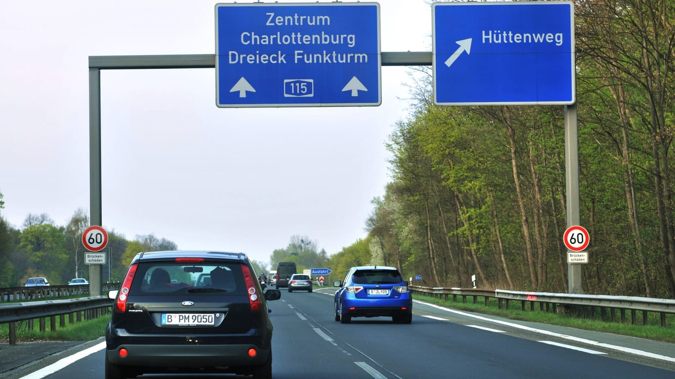 AVUS Autobahn A 115, Stadtautobahn - Schilder Hinweisschilder Straßenschilder Abfahrt Hüttenweg