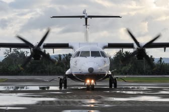 Eine ATR-Turboprop-Maschine (Symbolbild): Am Airport in Berlin haben Mitarbeiter zu viel Kerosin in einen Flieger laufen lassen.