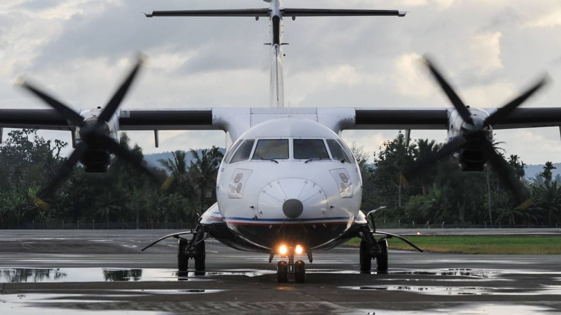 Eine ATR-Turboprop-Maschine (Symbolbild): Am Airport in Berlin haben Mitarbeiter zu viel Kerosin in einen Flieger laufen lassen.