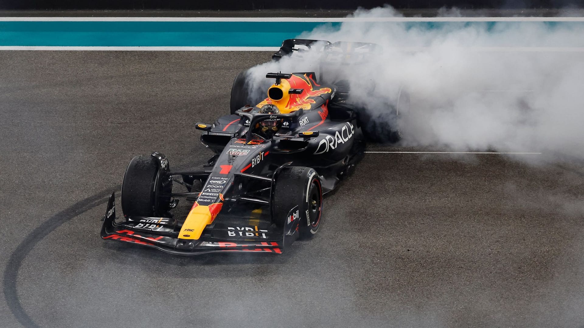 Max Verstappen feiert: Auch beim Saisonfinale in Abu Dhabi war der Weltmeister nicht zu schlagen.