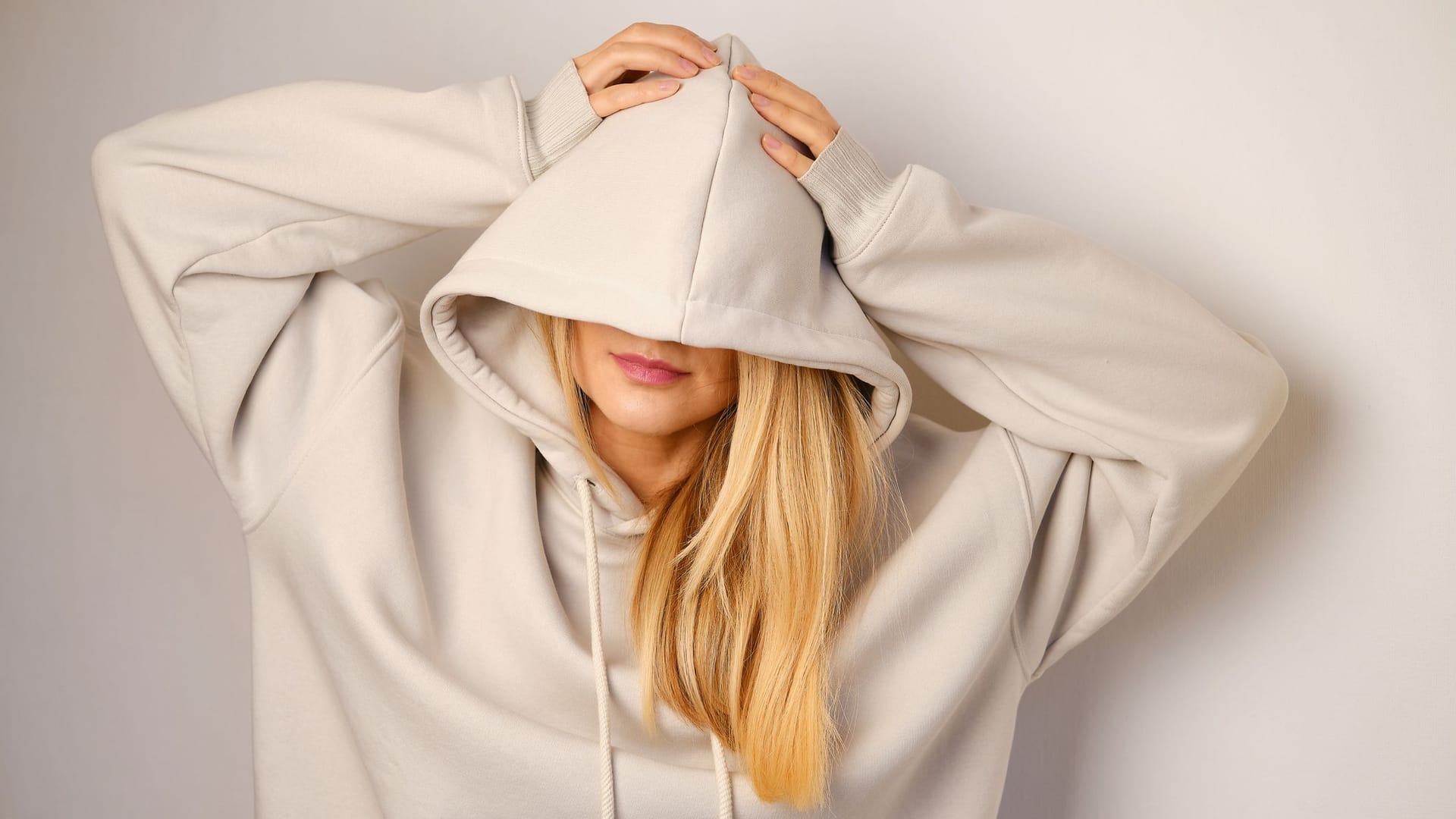 Homewear für Damen: Entdecken Sie sieben gemütliche Basics für gemütliche Stunden zu Hause.