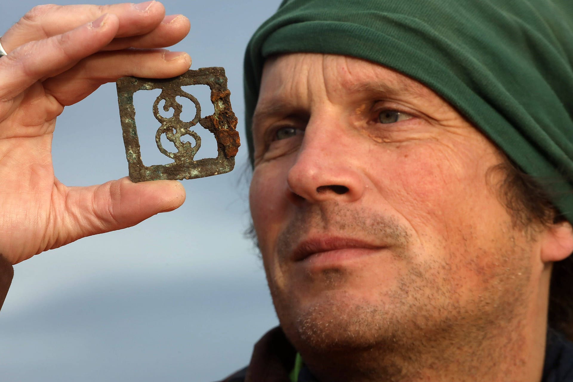 Ein Archäologe bei einer Ausgrabung (Symbolbild): Bauarbeiter haben in Fürth einen archäologischen Sensationsfund gemacht – zufällig.