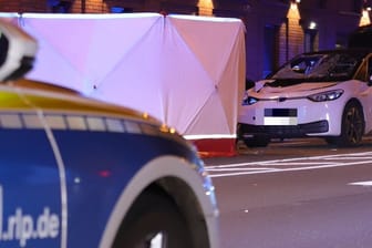 Die Unfallstelle: Einem 55 Jahre alten Mann konnte nicht mehr geholfen werden, er starb noch auf der Straße.