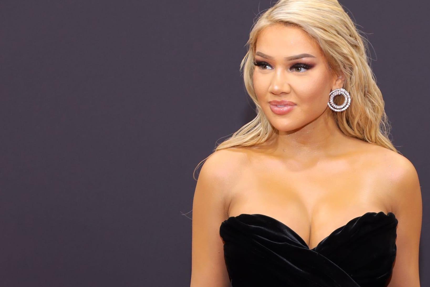 Shirin David: Die Rapperin schafft es mit Helene Fischer auf Platz eins.