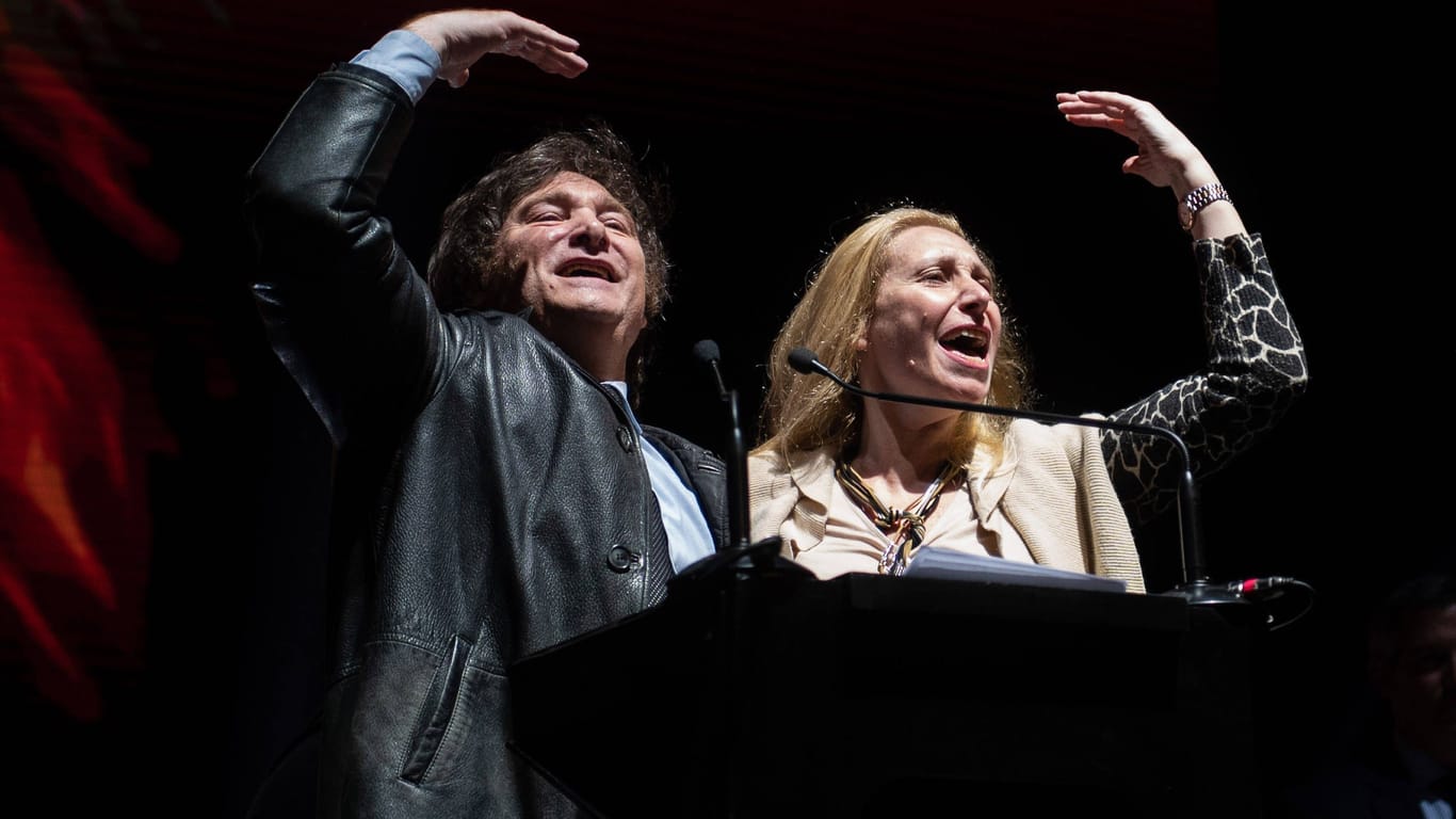 Javier Milei und seine Schwester Milei bei Wahlkampf in der Movistar Arena in Buenos Aires: Nun muss der Rechtspopulist beweisen, ob er auch pragmatische Politik machen kann.