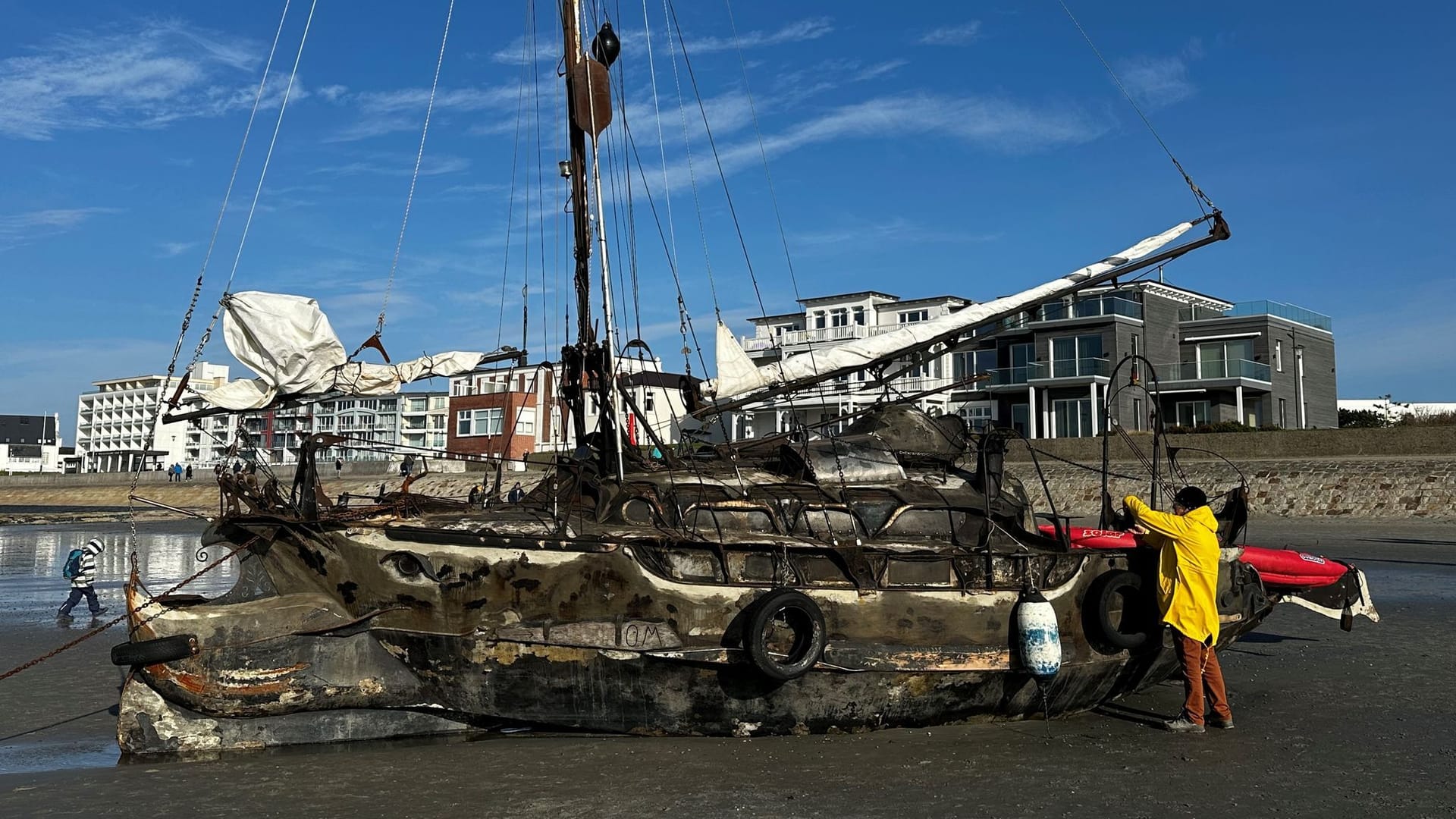 Das gestrandete Segelschiff lief Anfang November am Strand von Norderney auf. Nun soll es in ein Museum kommen. Das gestrandete Segelschiff lief Anfang November am Strand von Norderney auf. Nun soll es in ein Museum kommen.