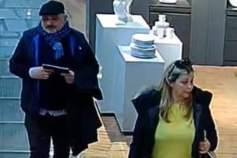 Berlin: Die Polizei sucht nach diesen beiden Personen. Sie sollen eine teure Vase gestohlen haben.