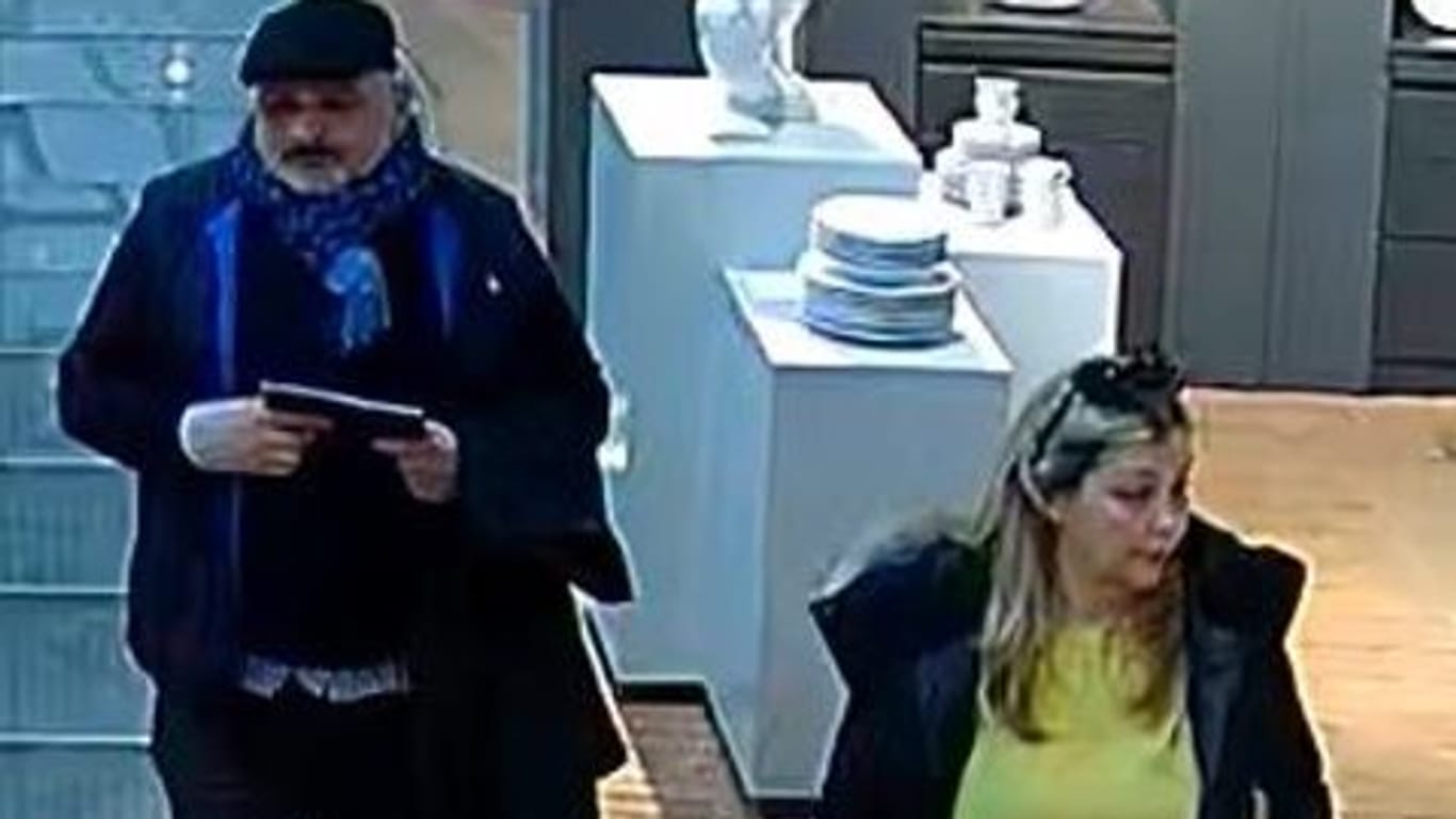 Berlin: Die Polizei sucht nach diesen beiden Personen. Sie sollen eine teure Vase gestohlen haben.