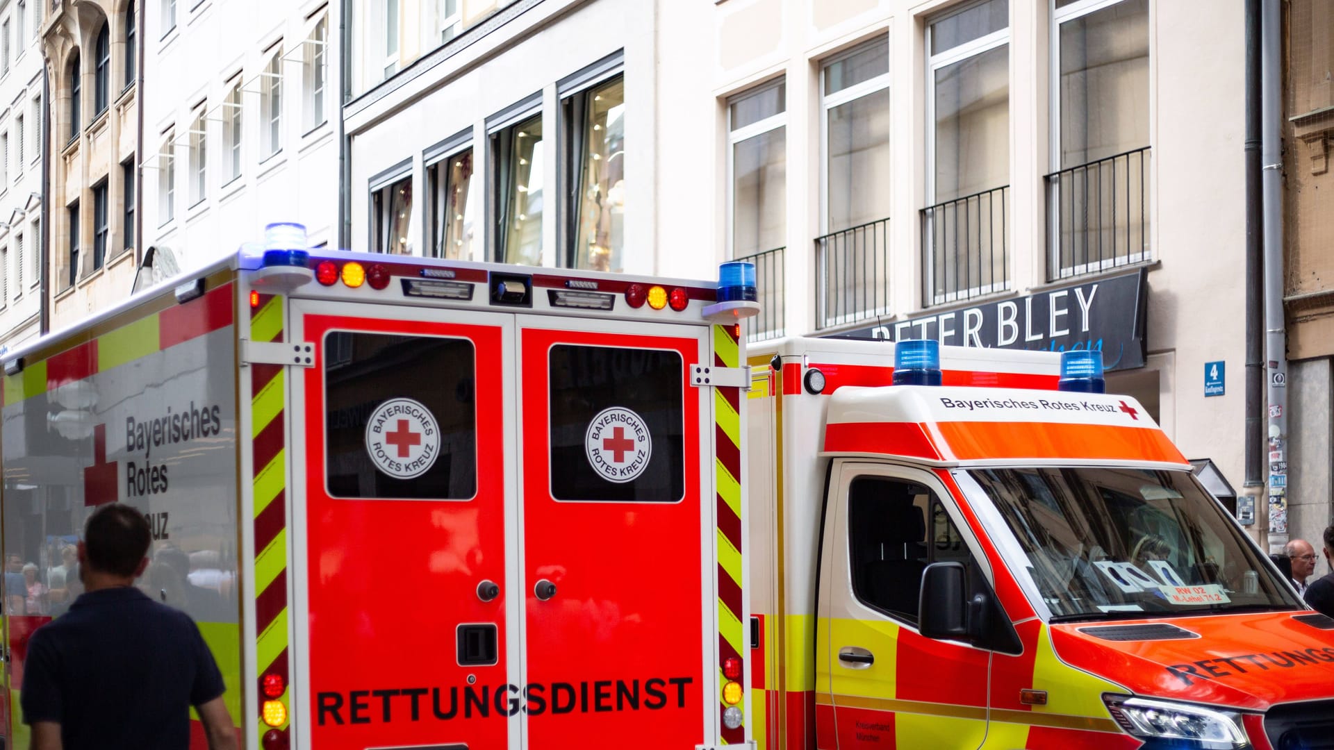 Rettungswagen im Einsatz (Symbolfoto): Ein Mann in Beuel dürfte froh sein, dass er sich eine smarte Uhr gekauft hat. Rettungswagen im Einsatz (Symbolfoto): Ein Mann in Beuel dürfte froh sein, dass er sich eine smarte Uhr gekauft hat.