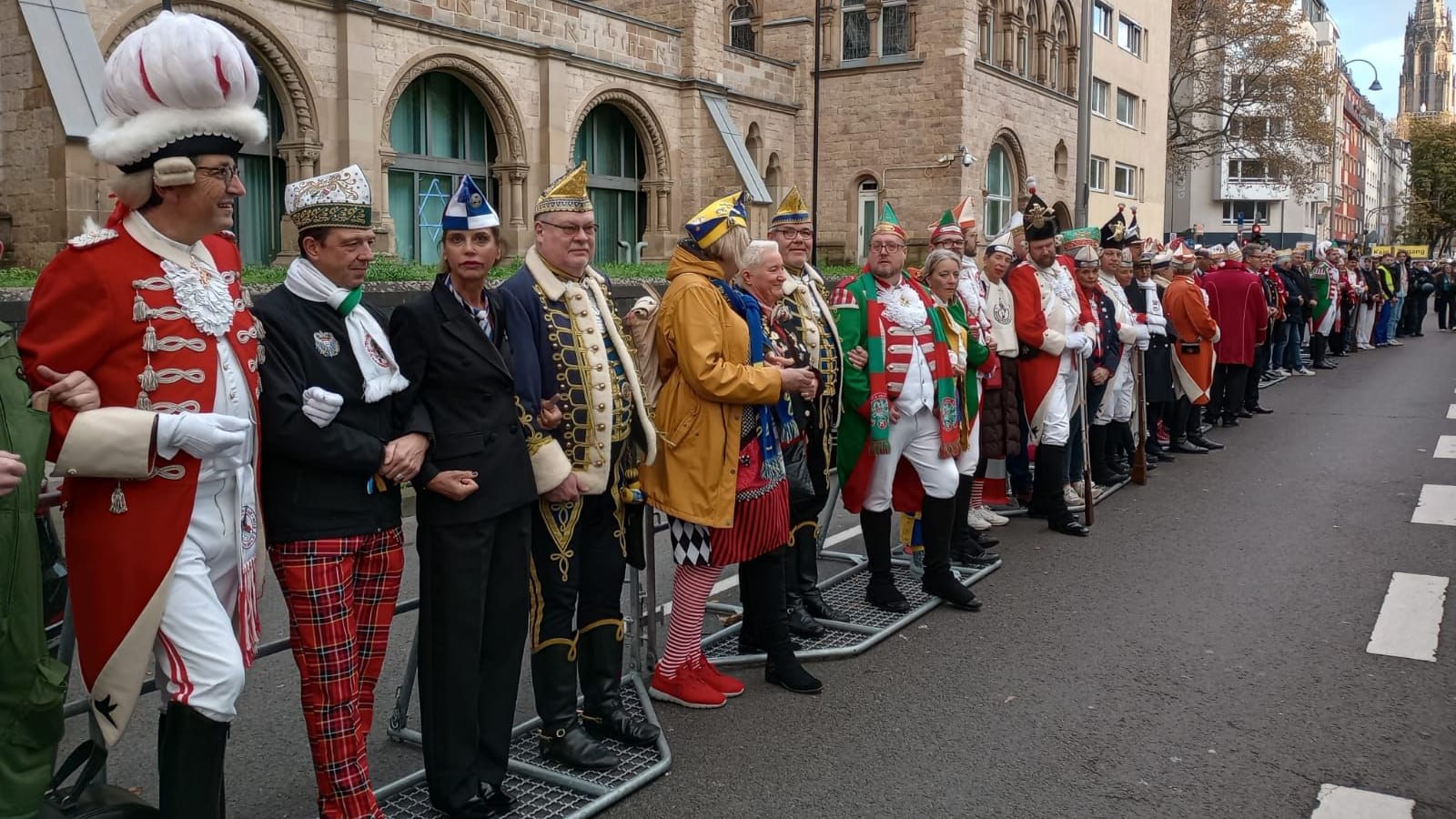 Karnevalisten vor der Synagoge: Die Kölnerinnen und Kölner wollen ein Zeichen setzen.