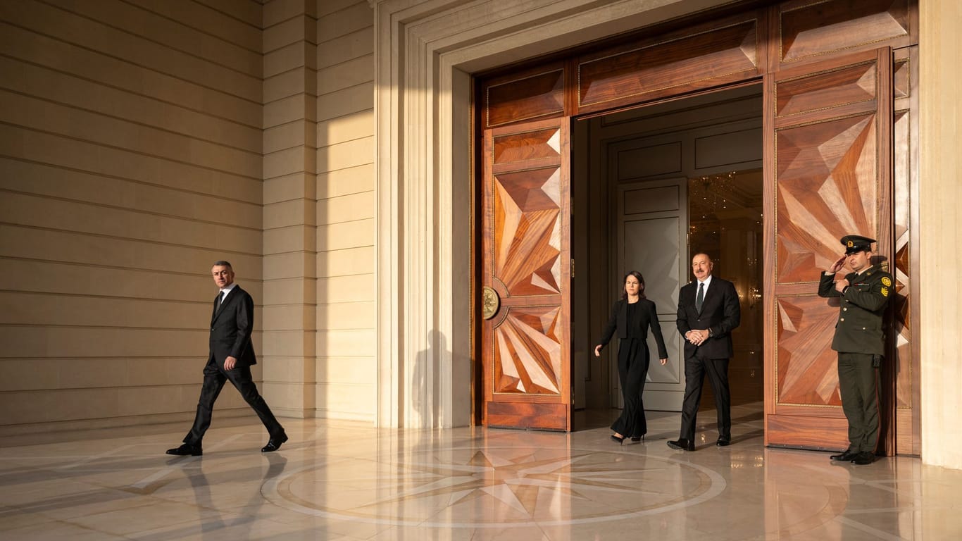 Baku: Baerbock trifft Ilham Aliyev im Präsidentenpalast.