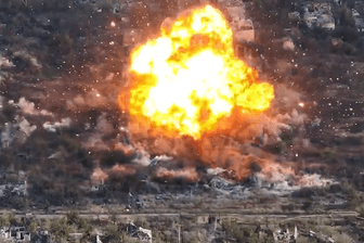 Aufnahmen zeigen, wie ukrainische Streitkräfte einen russischen TOS-1A Mehrfachraketenwerfer zerstören.
