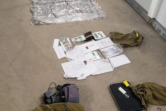 Auf dem Boden liegen Karten und Dokumente, die israelische Einheiten bei einem Angriff auf eine Hamas-Zelle gefunden haben.