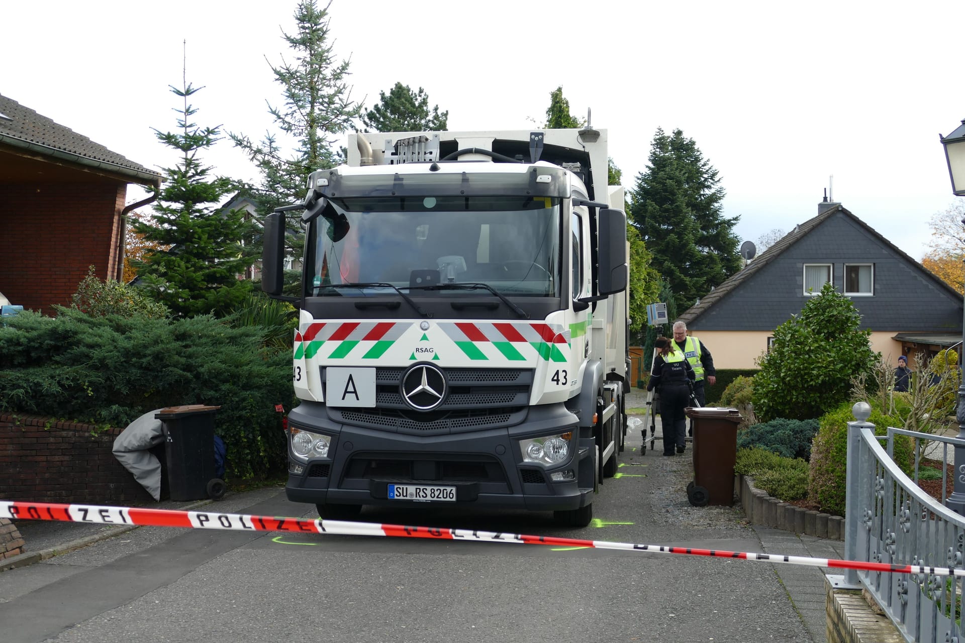 Tragischer Unfall im Bergischen Land. Eine Frau ist von einem Müllwagen überfahren worden.