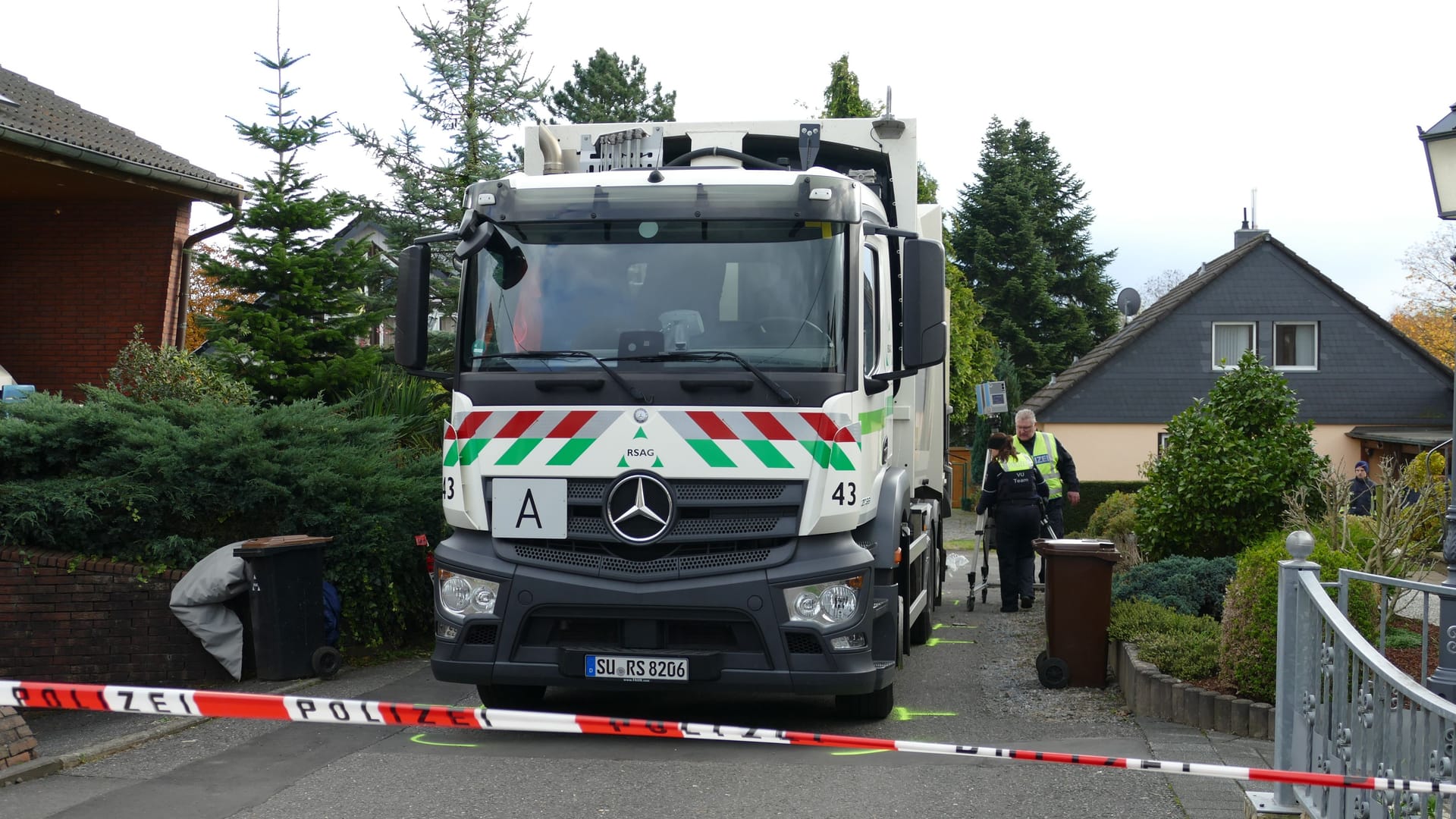 Tragischer Unfall im Bergischen Land. Eine Frau ist von einem Müllwagen überfahren worden.