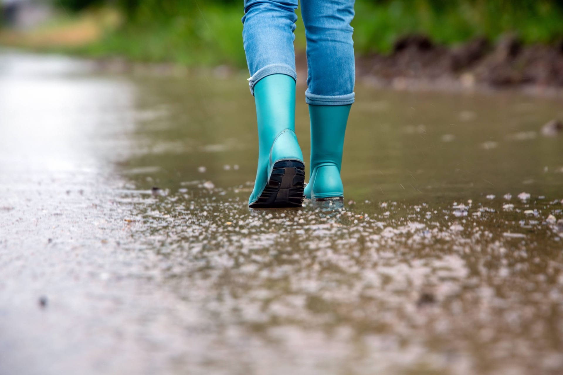 Spaziergang im Regen (Symbolbild): Anders geht's in den nächsten Tagen kaum.