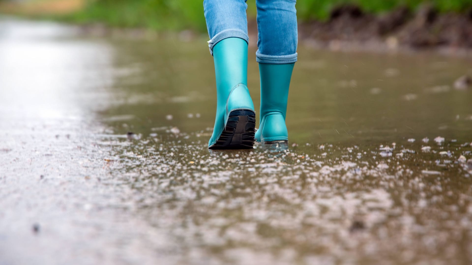 Spaziergang im Regen (Symbolbild): Anders geht's in den nächsten Tagen kaum.