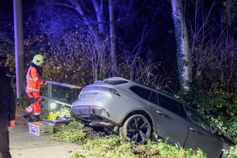 Unfall in Solingen: Das E-Auto setzte selbstständig einen Notruf ab.