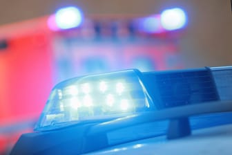 Einsatzwagen der Polizei mit eingeschaltetem Blaulicht (Symbolfoto): Ein Fahranfänger hat bei Lübeck einen tödlichen Verkehrsunfall verursacht.