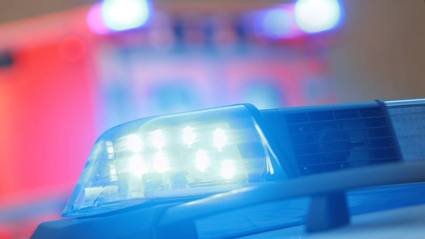 Einsatzwagen der Polizei mit eingeschaltetem Blaulicht (Symbolfoto): Ein Fahranfänger hat bei Lübeck einen tödlichen Verkehrsunfall verursacht.
