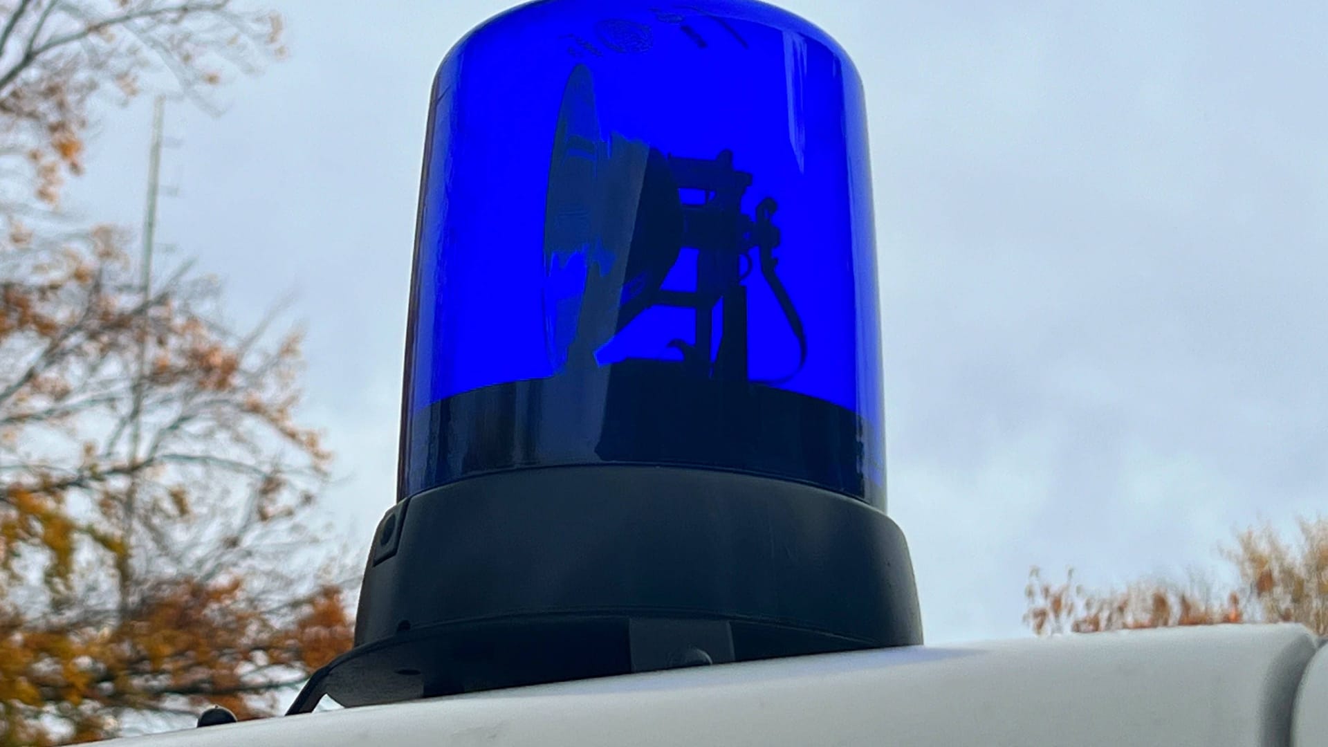 Blaulicht an einem Polizeiauto (Symbolbild): Polizisten suchen nach Zeugen des Vorfalls. Blaulicht an einem Polizeiauto (Symbolbild): Polizisten suchen nach Zeugen des Vorfalls.
