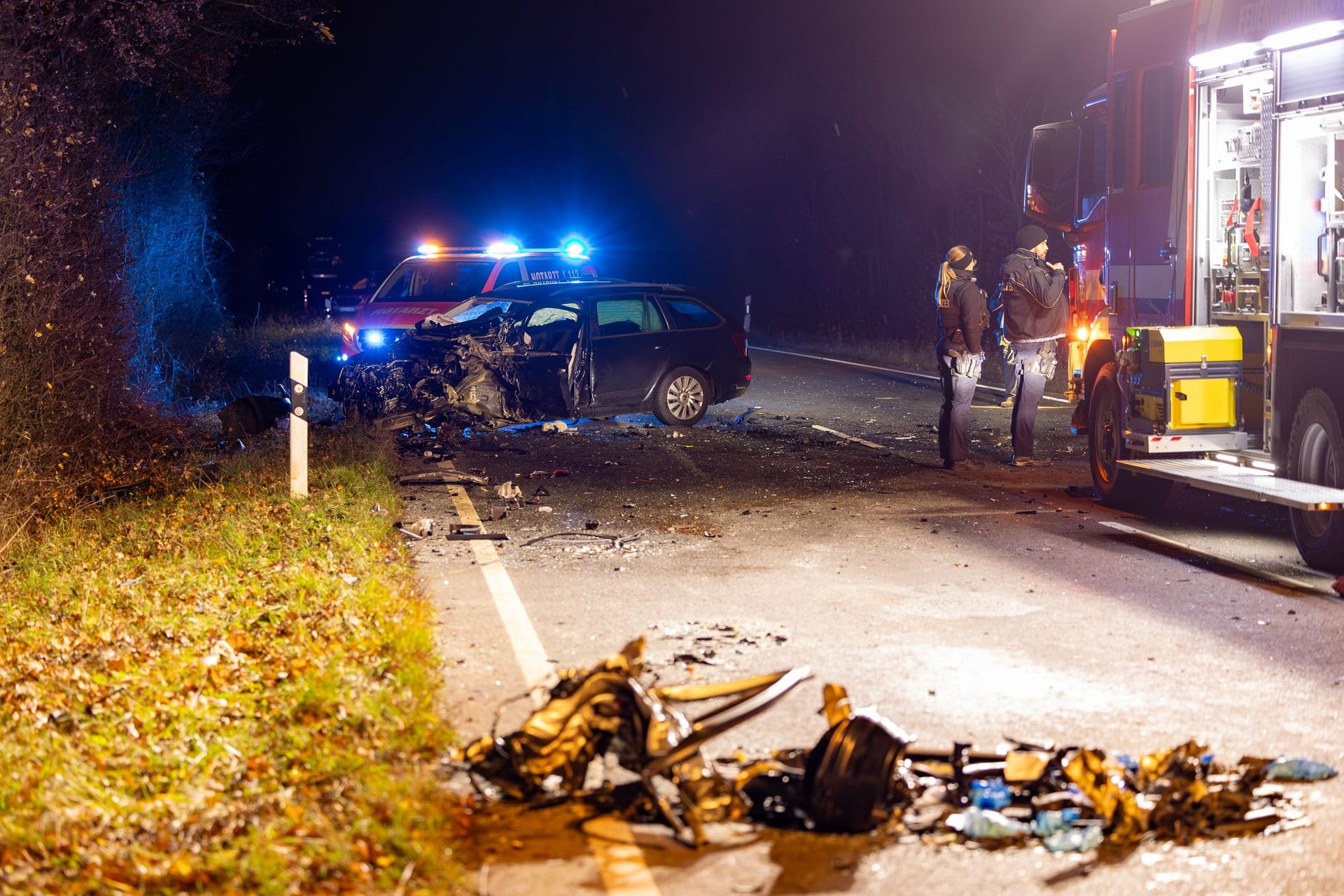 Unfallspuren auf der B44 zwischen Riedstadt und Riedstadt-Wolfskehlen: Die Rettungskräfte waren stundenlang im Einsatz.