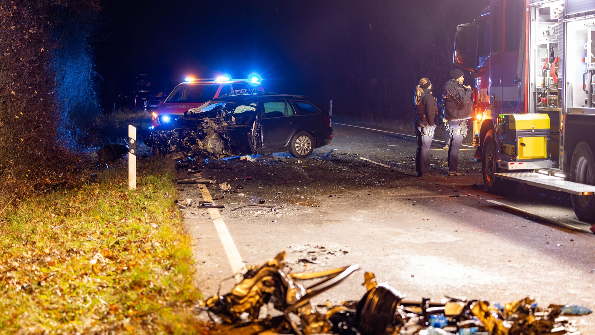 Unfallspuren auf der B44 zwischen Riedstadt und Riedstadt-Wolfskehlen: Die Rettungskräfte waren stundenlang im Einsatz.