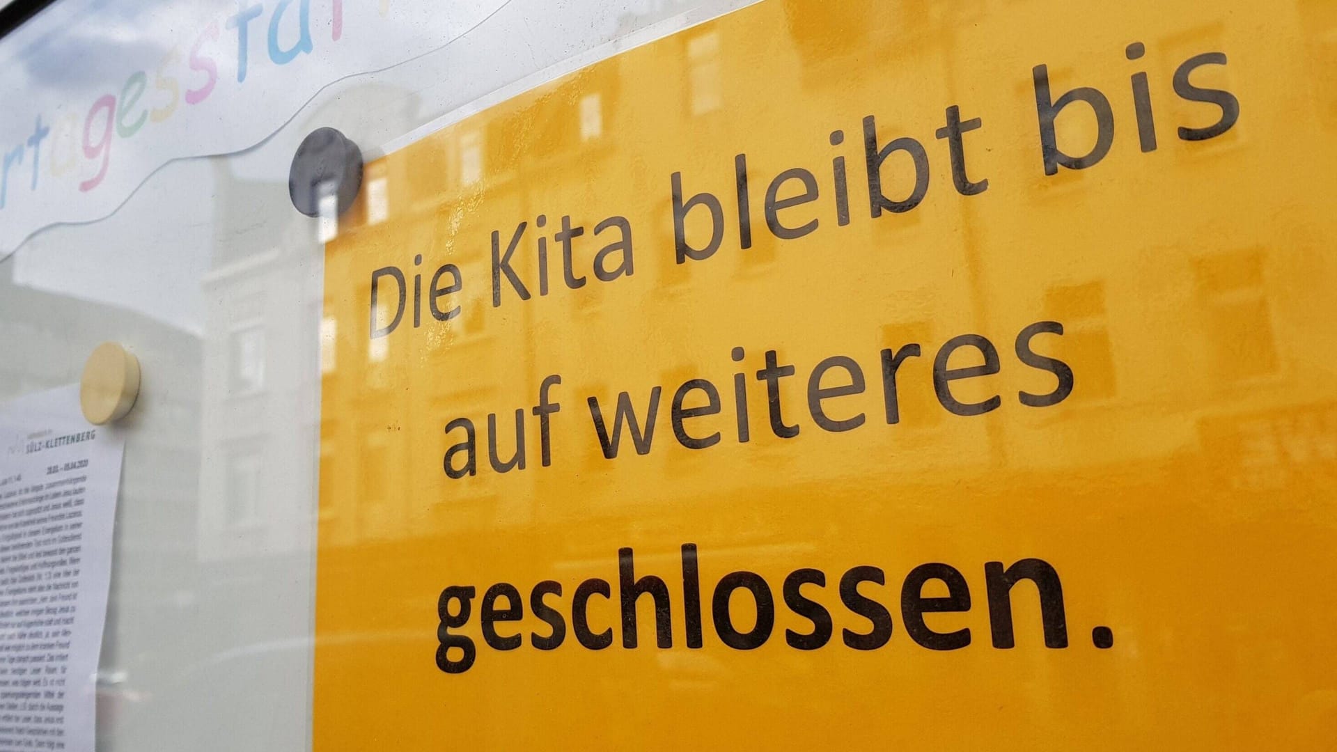 Geschlossen Schild einer Kita (Symbolbild): Die personelle Lage in vielen Kitas ist sehr angespannt.