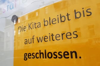 Geschlossen Schild einer Kita (Symbolbild): Die personelle Lage in vielen Kitas ist sehr angespannt.