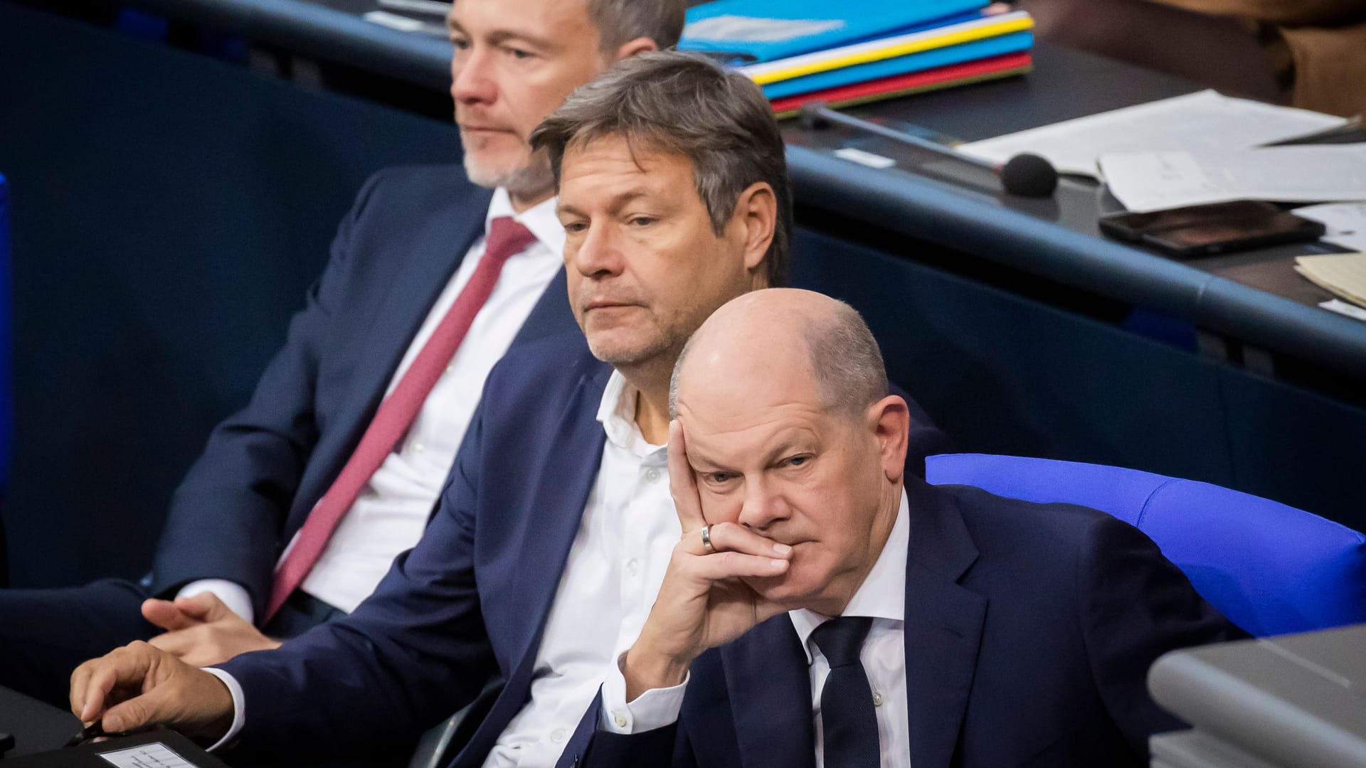 Bundeskanzler Olaf Scholz (SPD), Wirtschaftsminister Robert Habeck (Grüne) und Finanzminister Christian Lindner (FDP): Was folgt aus dem Haushaltsurteil?