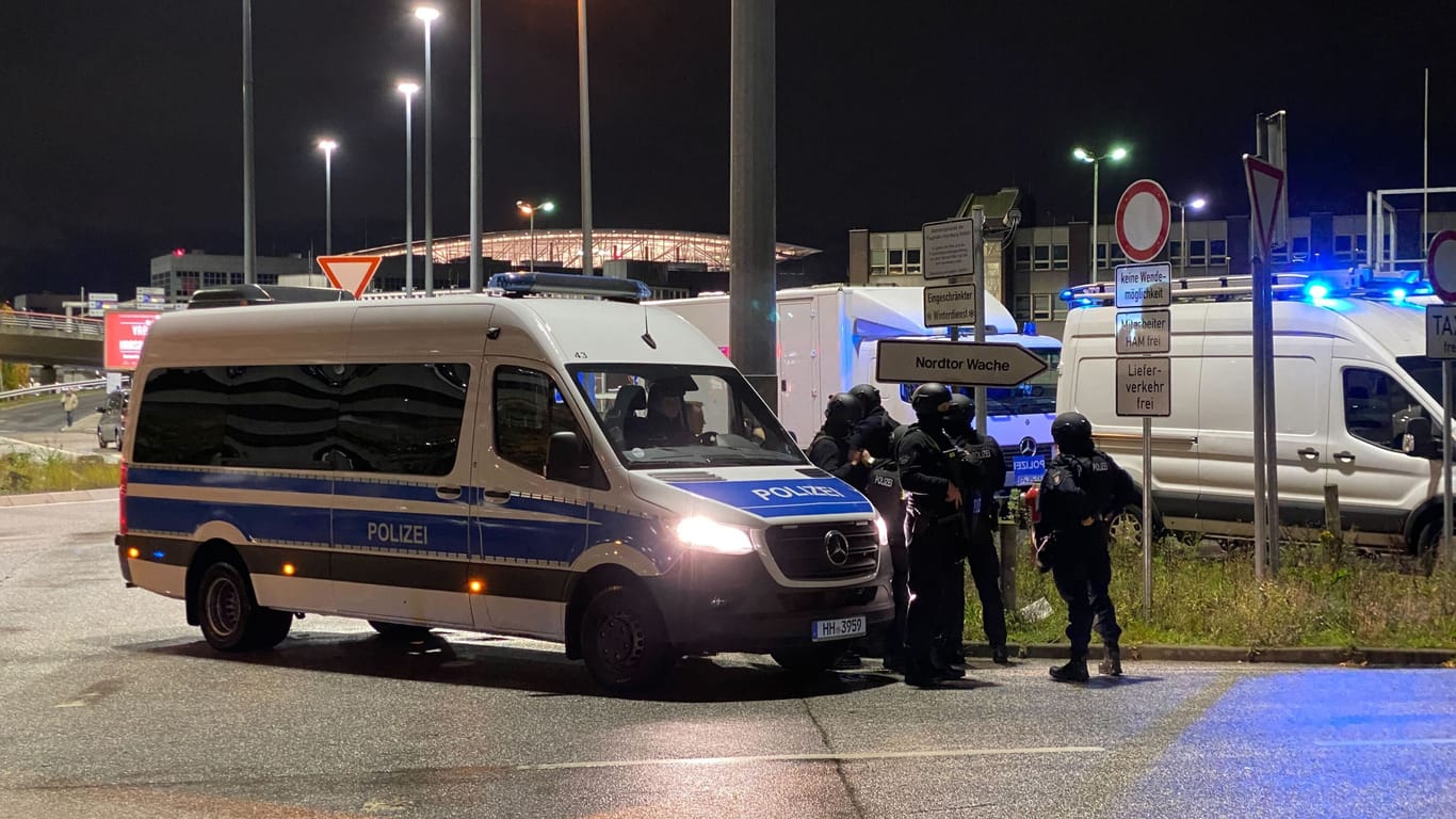 Polizisten bei dem Einsatz am Hamburger Airport.