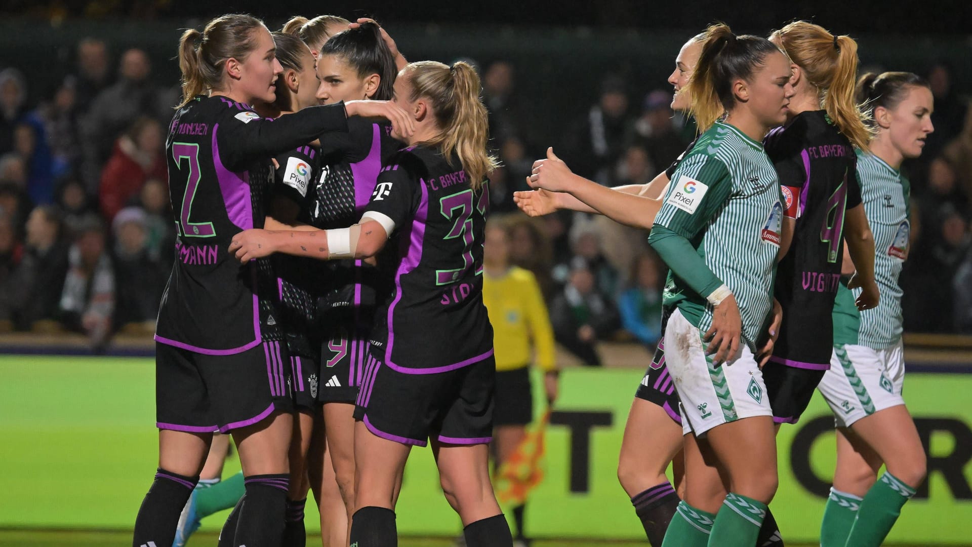 Die Bayern-Frauen feiern einen Treffer gegen Werder: Ein umstrittenes Tor brachte das Team aus München auf die Siegerstraße.