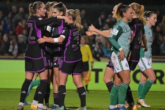 Die Bayern-Frauen feiern einen Treffer gegen Werder: Ein umstrittenes Tor brachte das Team aus München auf die Siegerstraße.