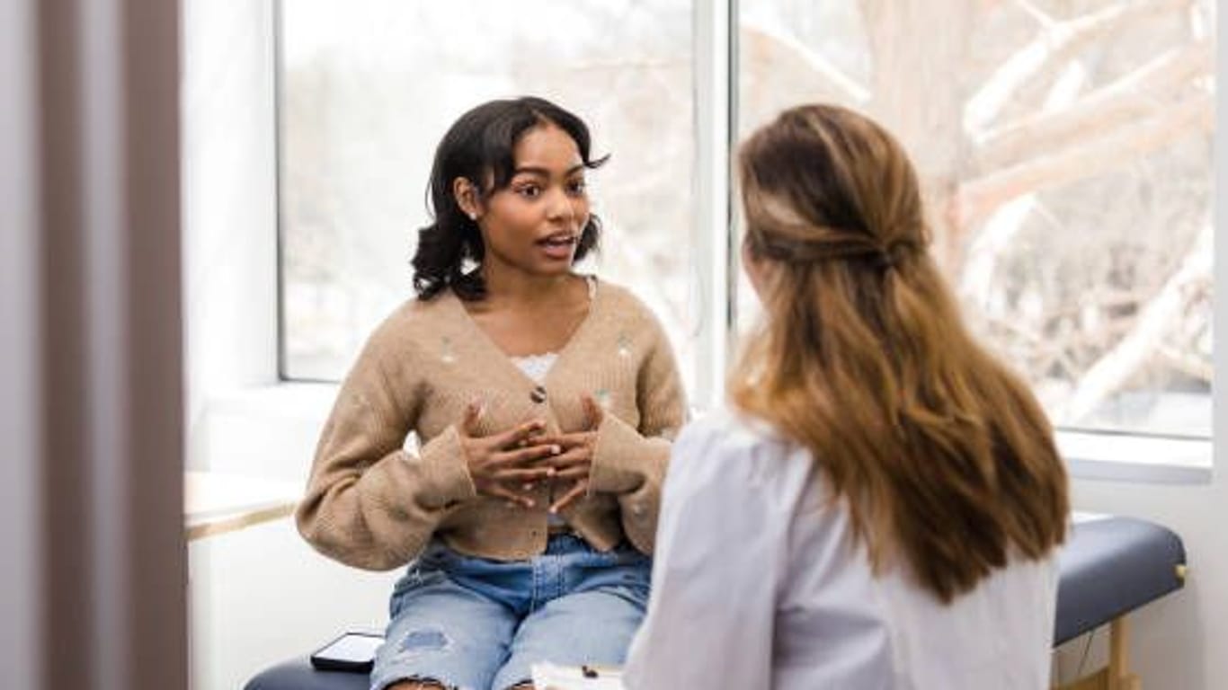 Mädchen beim Frauenarzttermin: Ein "zu früh" oder "zu spät" für ein erstes Gespräch gibt es nicht.