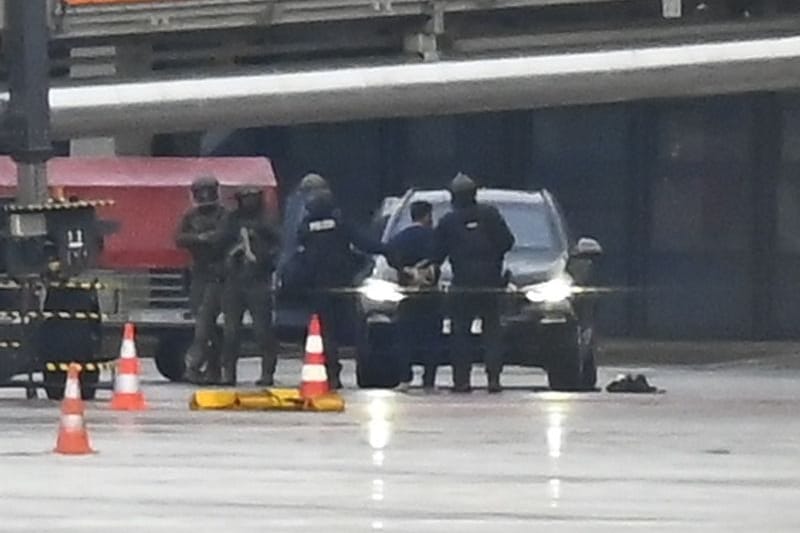 Hamburg: Der Geiselnehmer wird auf dem Flughafen von der Polizei weggeführt. Ein bewaffneter Mann hatte auf dem Airport seine vierjährige Tochter in seiner Gewalt gehalten.