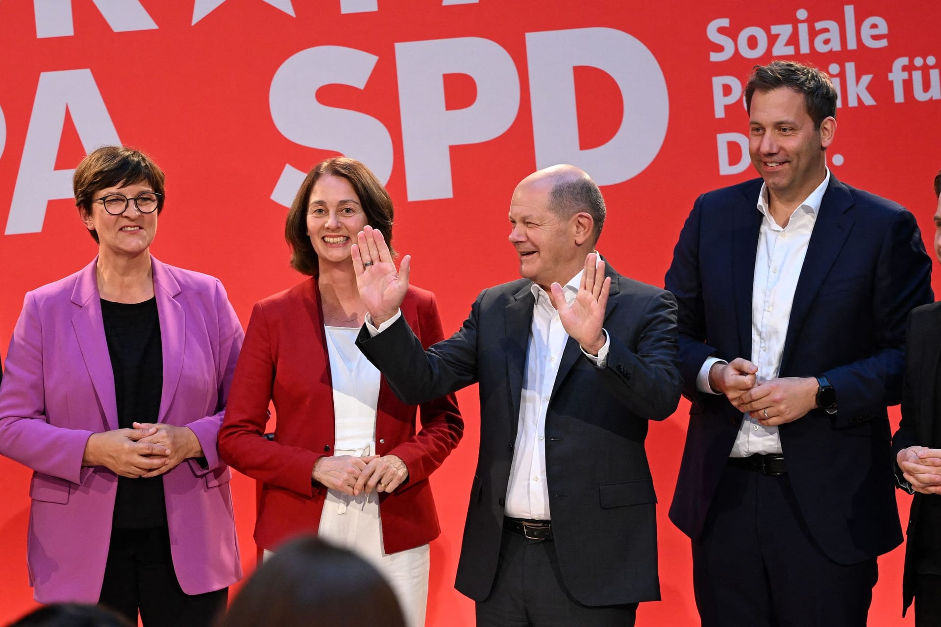 SPD-Chefs Saskia Esken (l.) und Lars Klingbeil (2.v.r.), Vize-Präsidentin des Europäischen Parlaments Katharina Barley (2.v.l.), Kanzler Scholz (M.) und Generalsekretär Kevin Kühnert (r.): "Auf unseren Parteitagen galt die Devise: Wegschauen und Totschweigen."