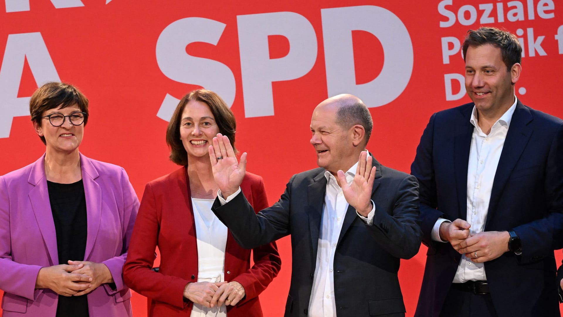 SPD-Chefs Saskia Esken (l.) und Lars Klingbeil (2.v.r.), Vize-Präsidentin des Europäischen Parlaments Katharina Barley (2.v.l.), Kanzler Scholz (M.) und Generalsekretär Kevin Kühnert (r.): "Auf unseren Parteitagen galt die Devise: Wegschauen und Totschweigen."